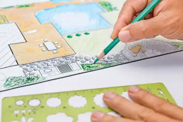 Tuinontwerp met zwembad en strak terras van bovenaf