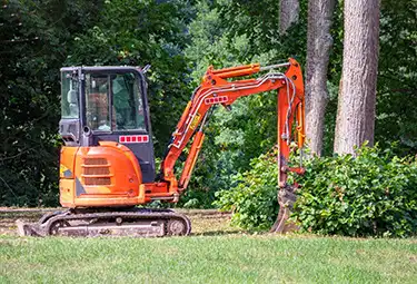 Aanleg van tuin met graafmachine en voorbereide grond